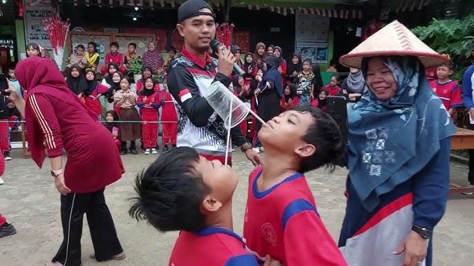 Lomba Estafet Gelas Sedotan
